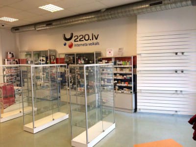 В интернет-магазине 220.lv мы установили новые стеклянные витрины с полками и запирающимися дверцами. Так же установлены евростенки с креплениями VVN.LV 2